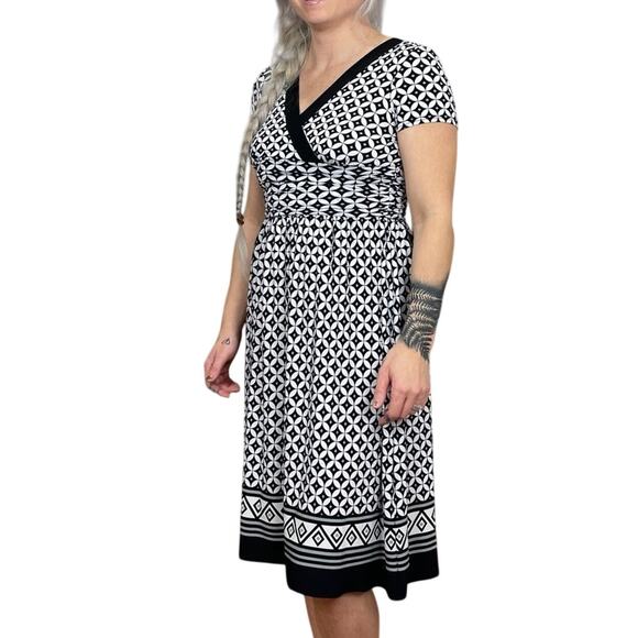 Women's Dress Barn Geometric Black & White V-Neck Midi Dress - Size Small - Picture 8 of 8